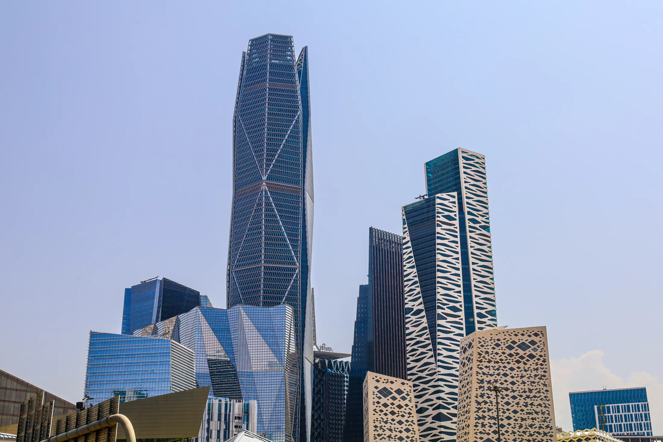 أبراج مركز الملك عبدالله المالي في الرياض نهارًا